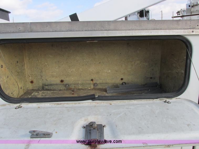 image for item I8787 1994 GMC Sierra 3500 bucket truck