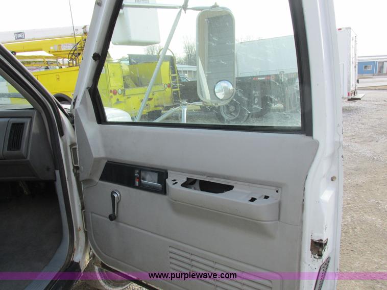image for item I8787 1994 GMC Sierra 3500 bucket truck