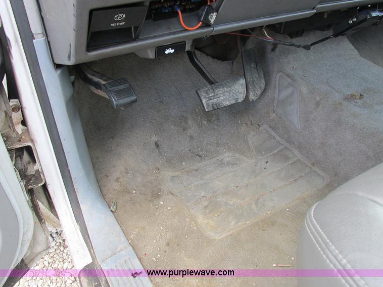 image for item I8787 1994 GMC Sierra 3500 bucket truck