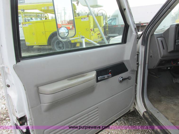 image for item I8787 1994 GMC Sierra 3500 bucket truck