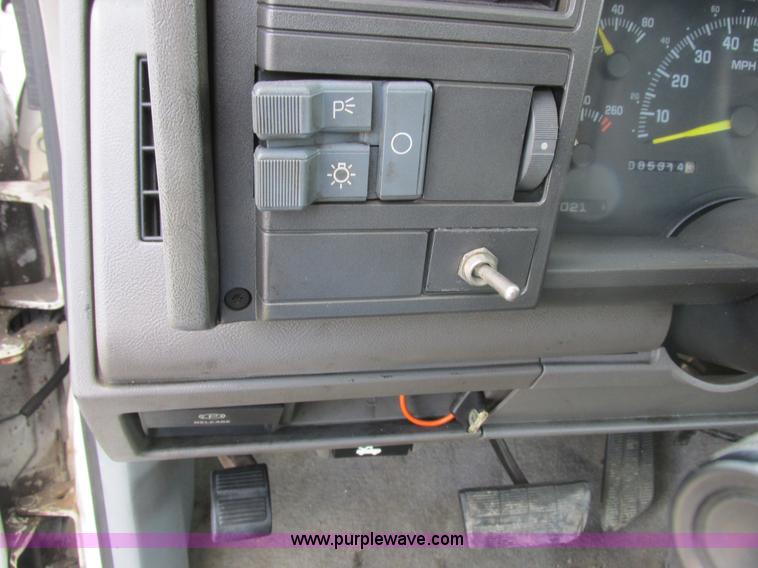 image for item I8787 1994 GMC Sierra 3500 bucket truck