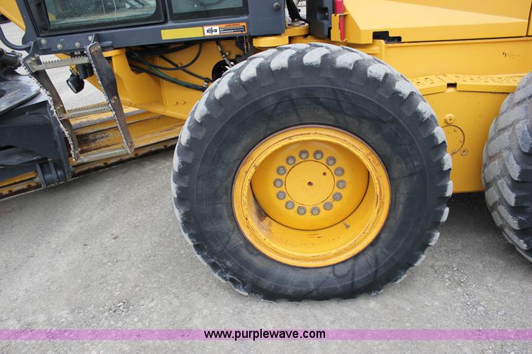 image for item J2287 2009 John Deere 672G articulated motor grader