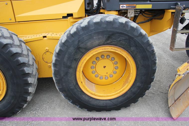 image for item J2287 2009 John Deere 672G articulated motor grader