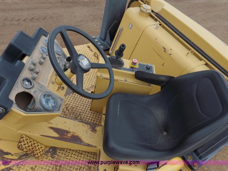 image for item K3225 Caterpillar PS200B pneumatic roller