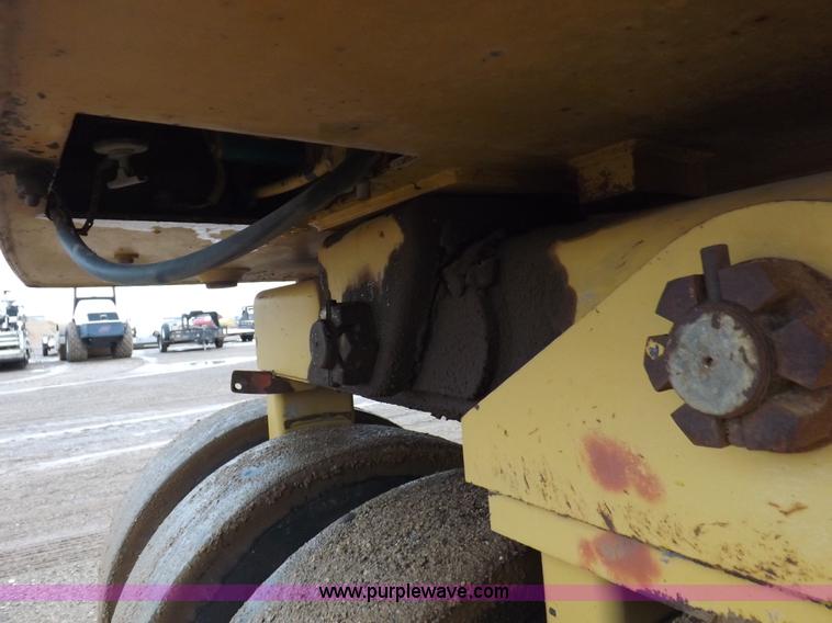 image for item K3225 Caterpillar PS200B pneumatic roller