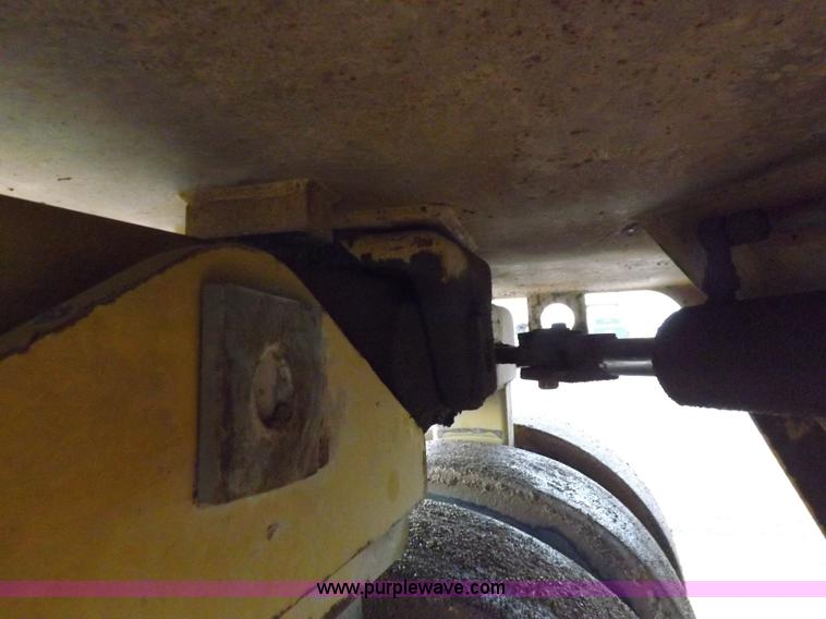 image for item K3225 Caterpillar PS200B pneumatic roller