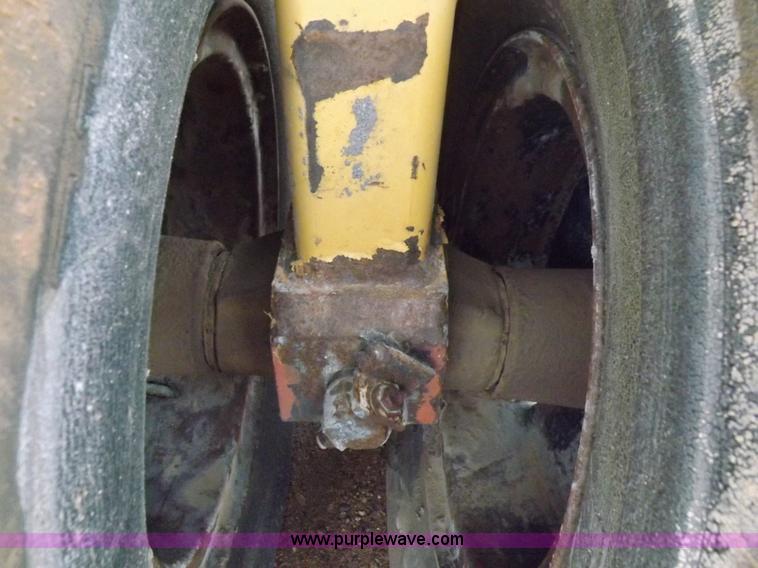 image for item K3225 Caterpillar PS200B pneumatic roller