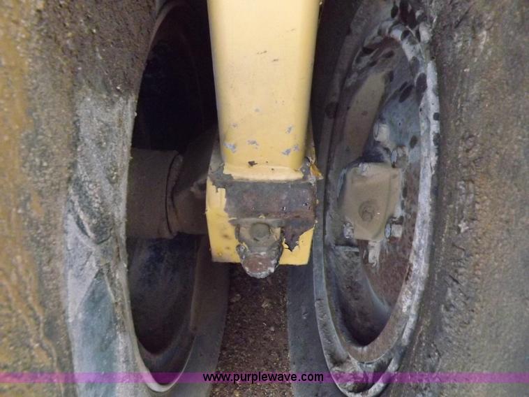 image for item K3225 Caterpillar PS200B pneumatic roller