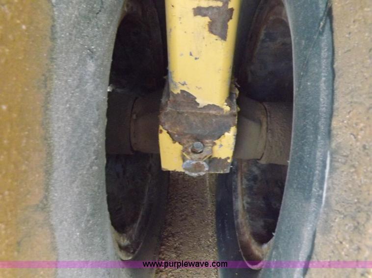 image for item K3225 Caterpillar PS200B pneumatic roller