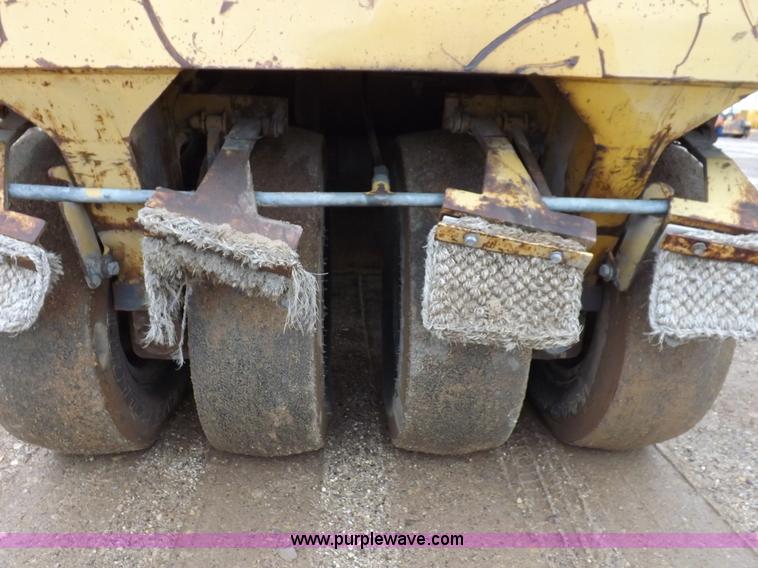 image for item K3225 Caterpillar PS200B pneumatic roller