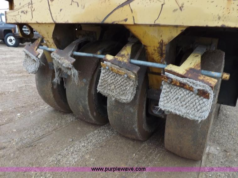 image for item K3225 Caterpillar PS200B pneumatic roller