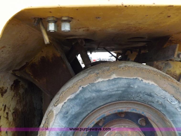 image for item K3225 Caterpillar PS200B pneumatic roller