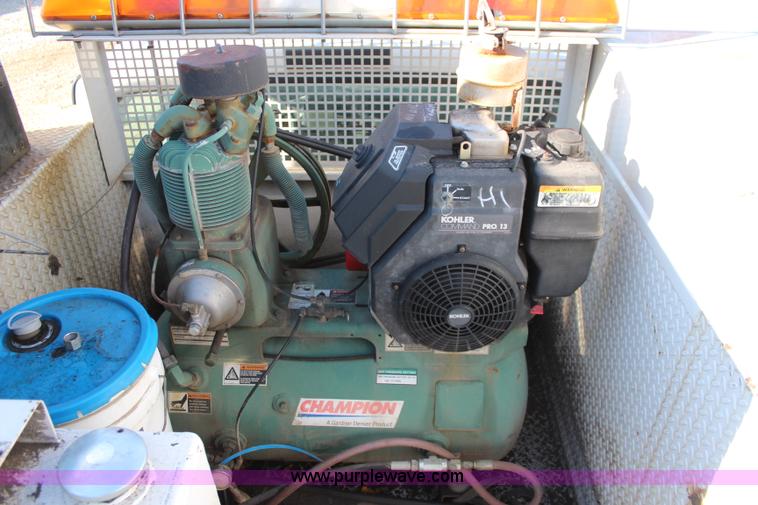 image for item K7143 2004 Ford F550 XL service truck