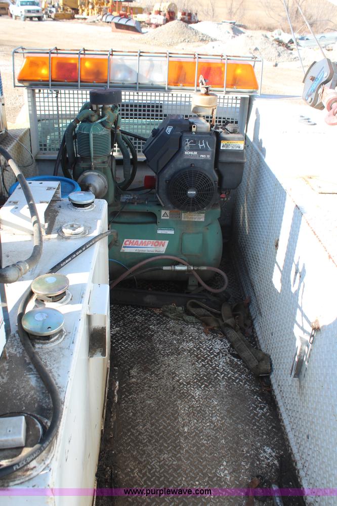 image for item K7143 2004 Ford F550 XL service truck