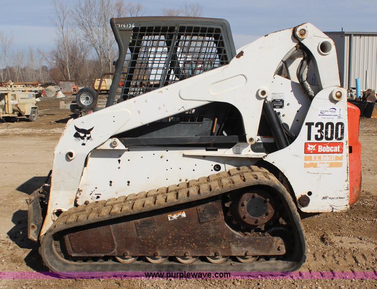 image for item K7146 2006 Bobcat T300 skid steer