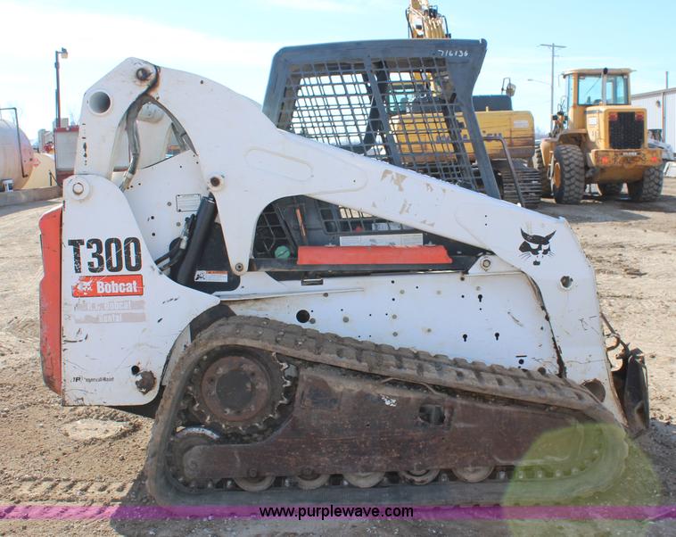 image for item K7146 2006 Bobcat T300 skid steer