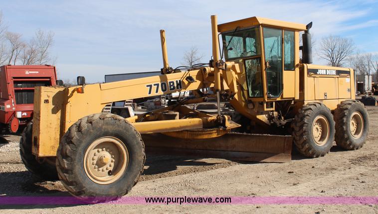image for item K7148 1997 John Deere 770BH articulated motor grader