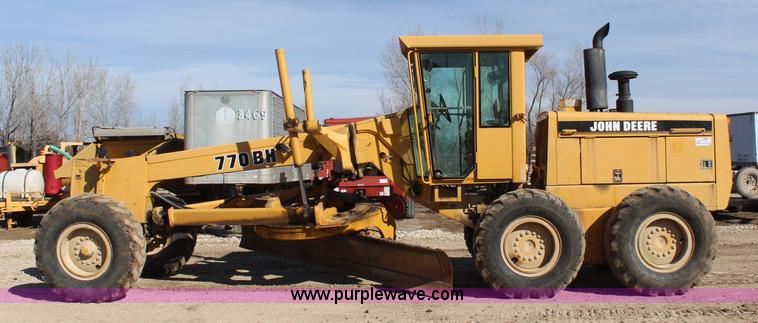 image for item K7148 1997 John Deere 770BH articulated motor grader