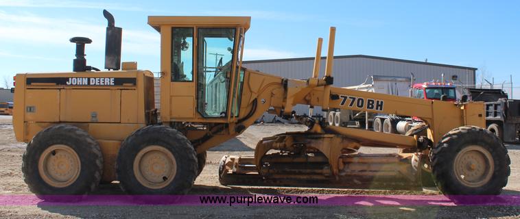 image for item K7148 1997 John Deere 770BH articulated motor grader