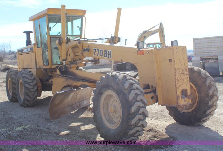 image for item K7148 1997 John Deere 770BH articulated motor grader