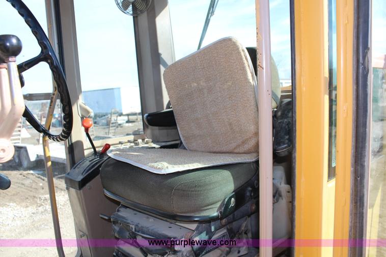 image for item K7148 1997 John Deere 770BH articulated motor grader