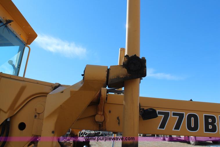 image for item K7148 1997 John Deere 770BH articulated motor grader