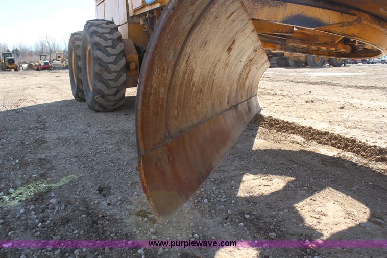 image for item K7148 1997 John Deere 770BH articulated motor grader