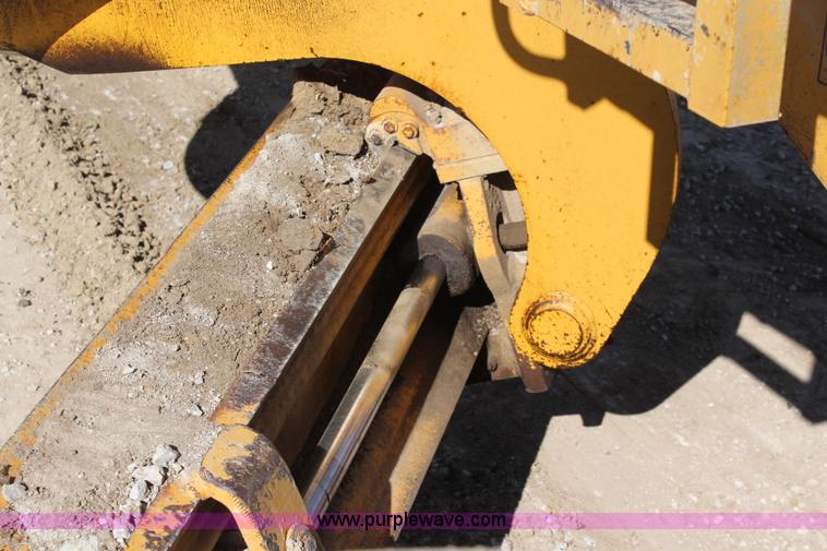 image for item K7148 1997 John Deere 770BH articulated motor grader