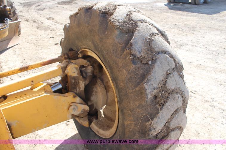 image for item K7148 1997 John Deere 770BH articulated motor grader