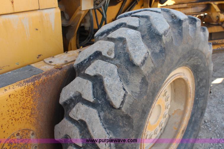 image for item K7148 1997 John Deere 770BH articulated motor grader