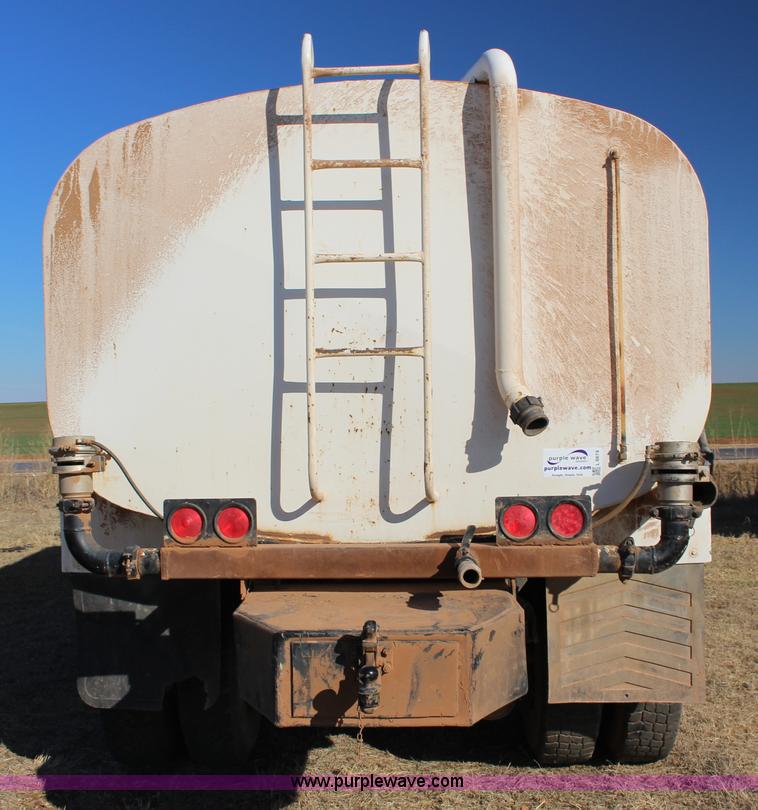 image for item L6674 1986 Peterbilt 359 water truck