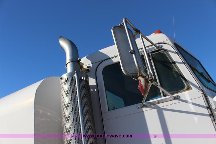 image for item L6674 1986 Peterbilt 359 water truck