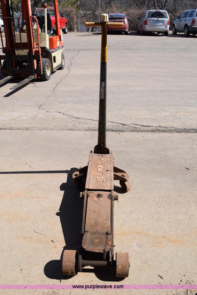 Walker floor jack in Topeka, KS Item BM9896 sold Purple Wave
