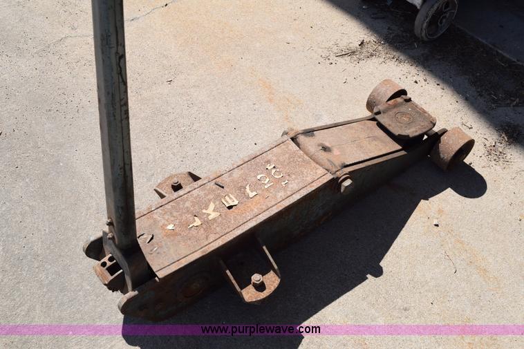 Walker floor jack in Topeka, KS Item BM9896 sold Purple Wave