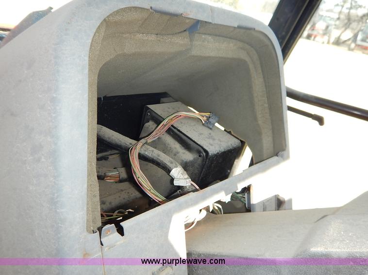 image for item I5004 1997 Ford 6640 tractor