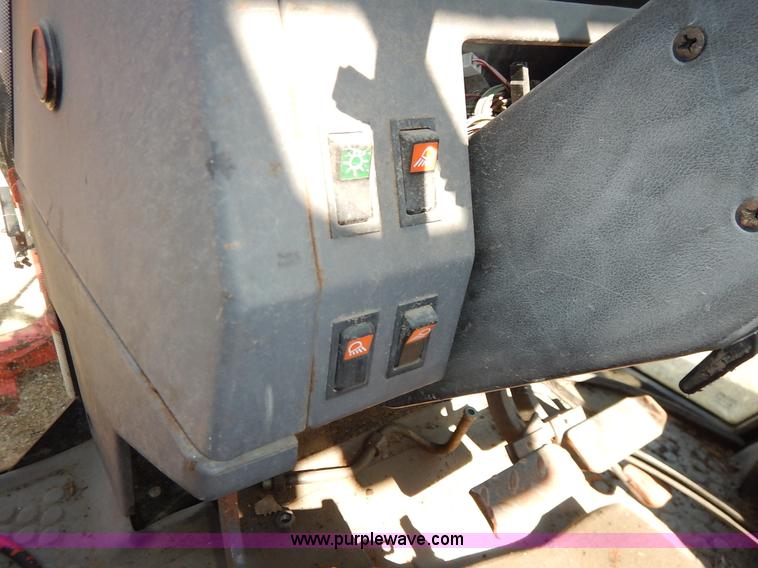 image for item I5004 1997 Ford 6640 tractor