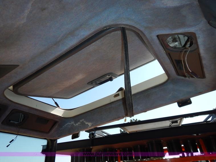 image for item I5004 1997 Ford 6640 tractor