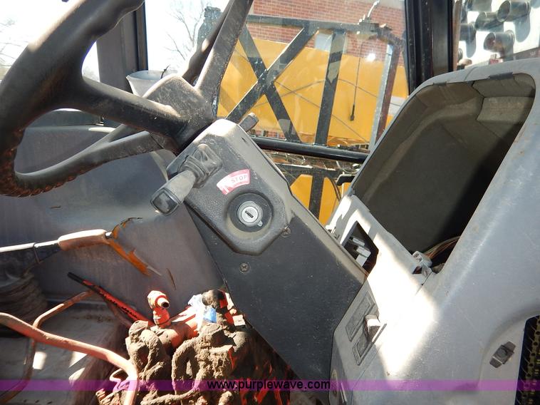 image for item I5004 1997 Ford 6640 tractor