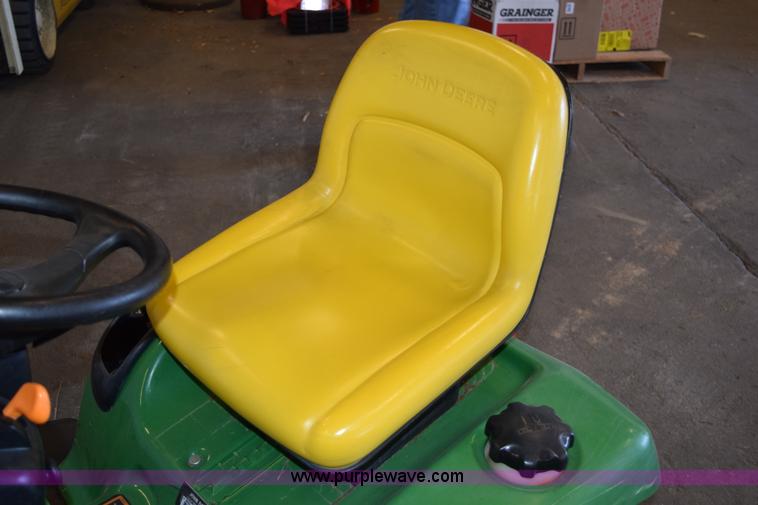 image for item K2347 2006 John Deere LT180 lawn mower