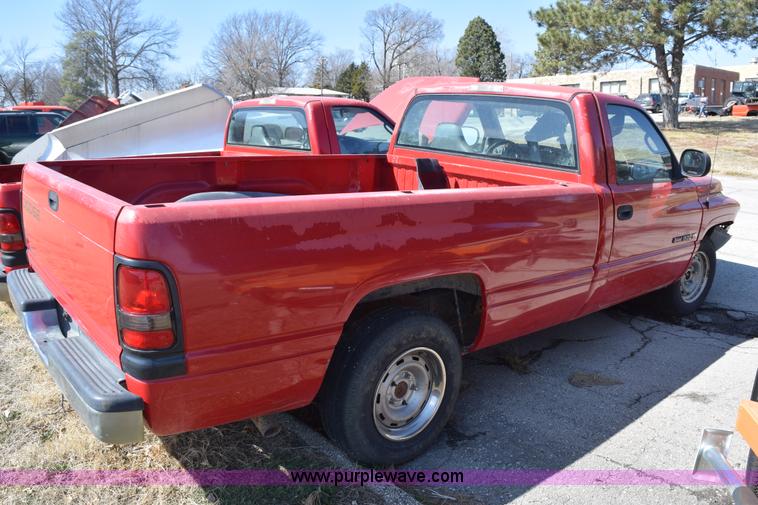image for item K8783 2001 Dodge Ram 1500 pickup truck
