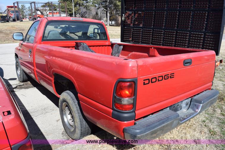 image for item K8783 2001 Dodge Ram 1500 pickup truck