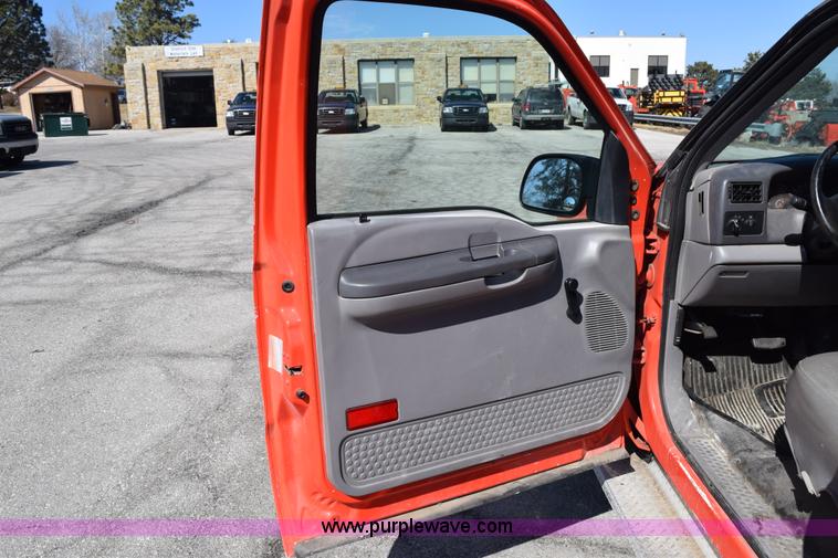 image for item K8828 2000 Ford F250 Super Duty XL Crew Cab utility truck