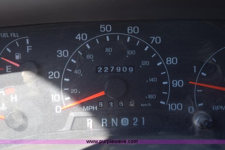 image for item K8828 2000 Ford F250 Super Duty XL Crew Cab utility truck