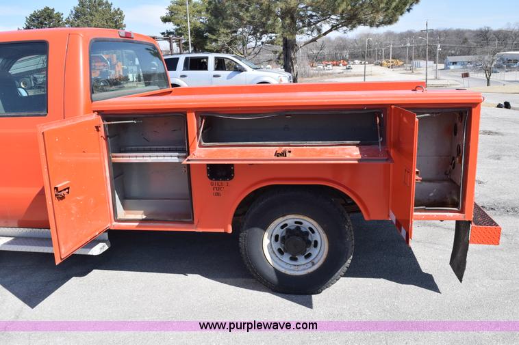 image for item K8828 2000 Ford F250 Super Duty XL Crew Cab utility truck