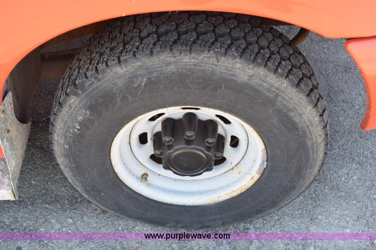 image for item K8828 2000 Ford F250 Super Duty XL Crew Cab utility truck