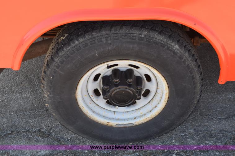 image for item K8828 2000 Ford F250 Super Duty XL Crew Cab utility truck