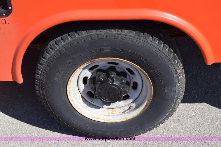 image for item K8828 2000 Ford F250 Super Duty XL Crew Cab utility truck