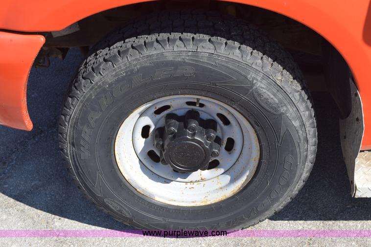 image for item K8828 2000 Ford F250 Super Duty XL Crew Cab utility truck