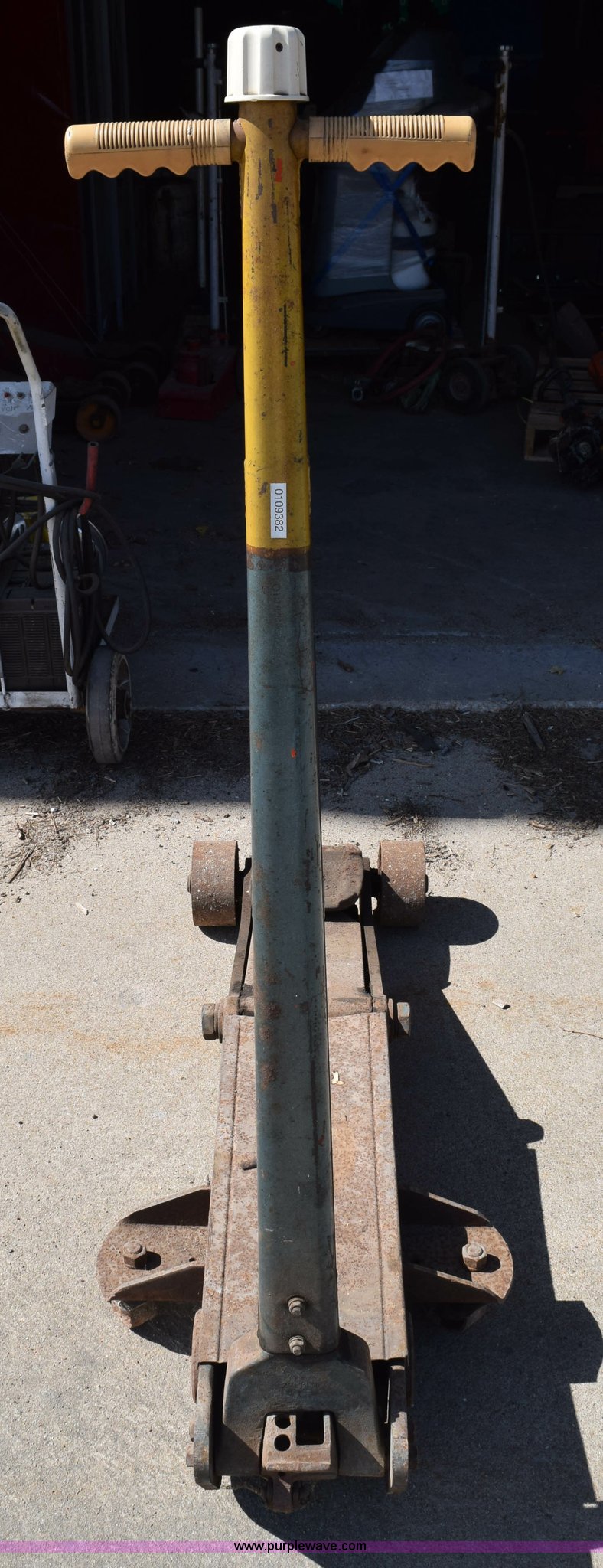 Walker floor jack in Topeka, KS Item BM9896 sold Purple Wave