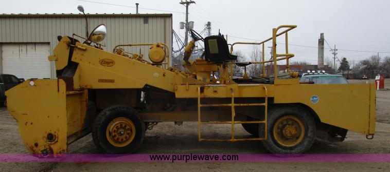 image for item D2381 1986 Etnyre chip spreader